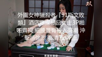 露出 美女在这么多人的地方掰逼露出 这胆子是真大 白虎粉穴超嫩